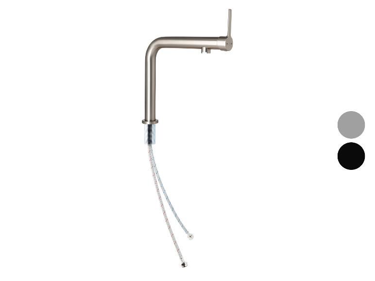 Robinet de cuisine en acier inoxydable avec deux tuyaux.