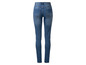 Un jean skinny bleu pour femme.