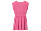 Une robe rose à manches courtes.