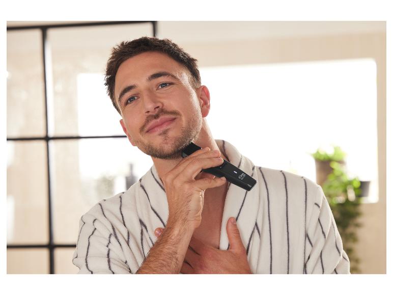 Un homme se rase la barbe avec la tondeuse cheveux et barbe Cien Beauty.