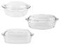 Trois plats de cuisson en verre transparent avec couvercles, de formes ronde et rectangulaire.