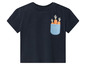 Un t-shirt bleu marine avec un imprimé de carottes dans une poche.