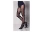 Des collants noirs avec des talons hauts.