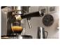 Une cafetière Cecotec Cafelizzia prépare du café.