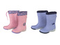 Deux paires de bottes de pluie, une paire rose avec un imprimé arc-en-ciel et une paire bleue avec le logo Hello You.