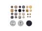 Assortiment de boutons et boutons-pression métalliques pour vêtements.