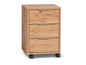 Une commode en bois avec trois tiroirs sur roulettes.