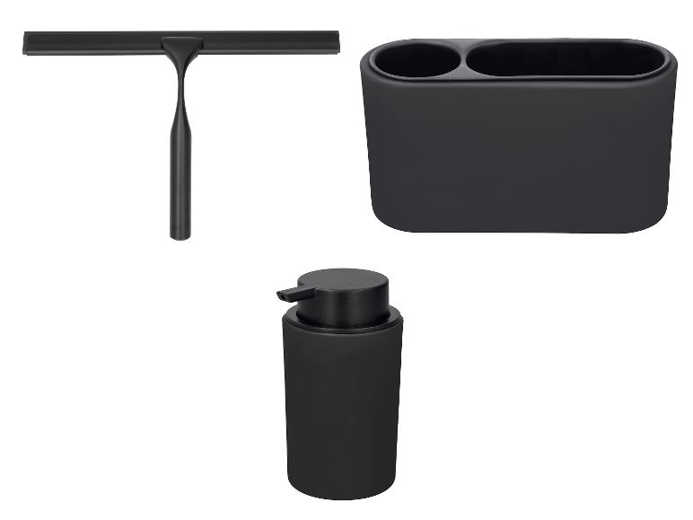 Accessoires de salle de bain noirs : une raclette, un porte-brosses à dents double et un distributeur de savon.