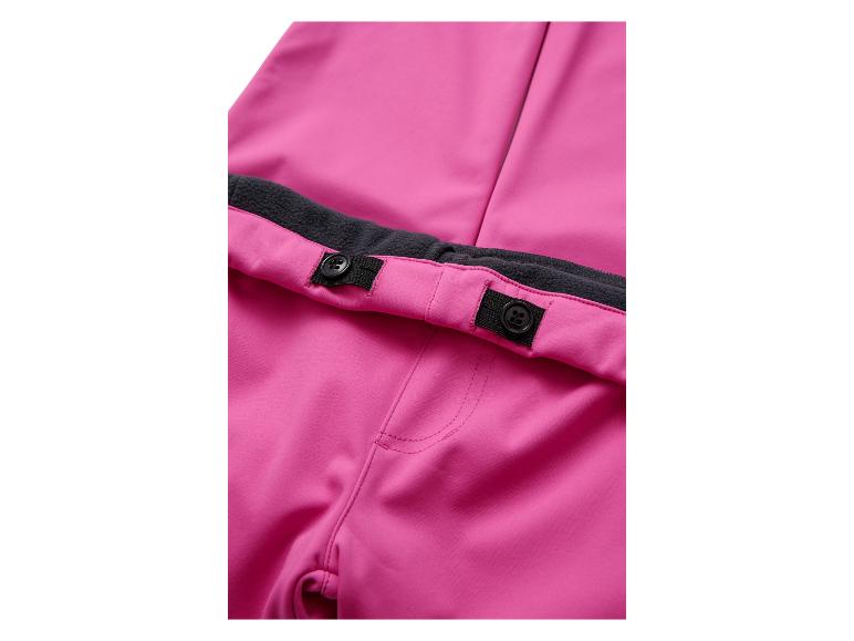 Détail d'un pantalon softshell fuchsia avec doublure polaire gris foncé et boutons ajustables à la taille.