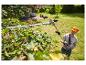 Un homme utilise une taille-haie Laserline à longue portée dans un jardin.
