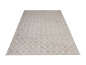 Tapis gris clair, texture moelleuse, motif géométrique.