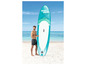 Un homme sur la plage avec une planche de paddle gonflable.