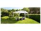 Pavillon de jardin blanc avec salon de jardin en rotin synthétique.