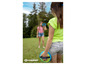 Deux filles jouent au frisbee dans le jardin.