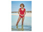 Une femme en maillot de bain rouge à volants dans la mer.