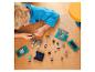 Un enfant joue avec un set LEGO Minecraft avec des figurines et des constructions.