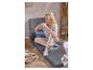 Femme se relaxant sur un matelas pliant gris LIVARNO home.