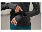 Une femme porte un haut de sport noir et une Apple Watch.
