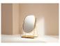 Miroir doré de table avec plateau pour cosmétiques.