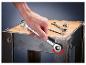 Une main utilise une clé à cliquet Park Tool pour serrer une vis.
