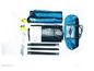 Une tente bleue, des piquets et des accessoires de la marque High Peak.