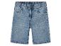 Shorts en jean bleu clair pour enfant.