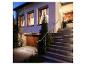 Un escalier menant à l'entrée d'une maison avec un éclairage LED.