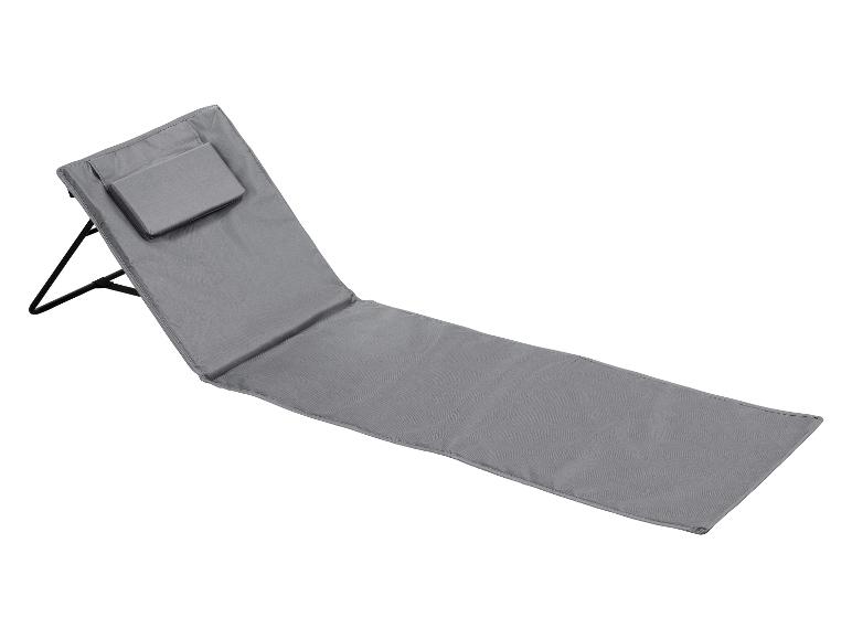 Transat de plage pliable gris avec oreiller, déplié sur fond blanc.