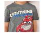 T-shirt gris pour enfant avec un imprimé de voiture de course rouge et l'inscription « Lightning McQueen ».