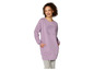 Une femme porte un sweat-shirt lilas avec un logo brodé.
