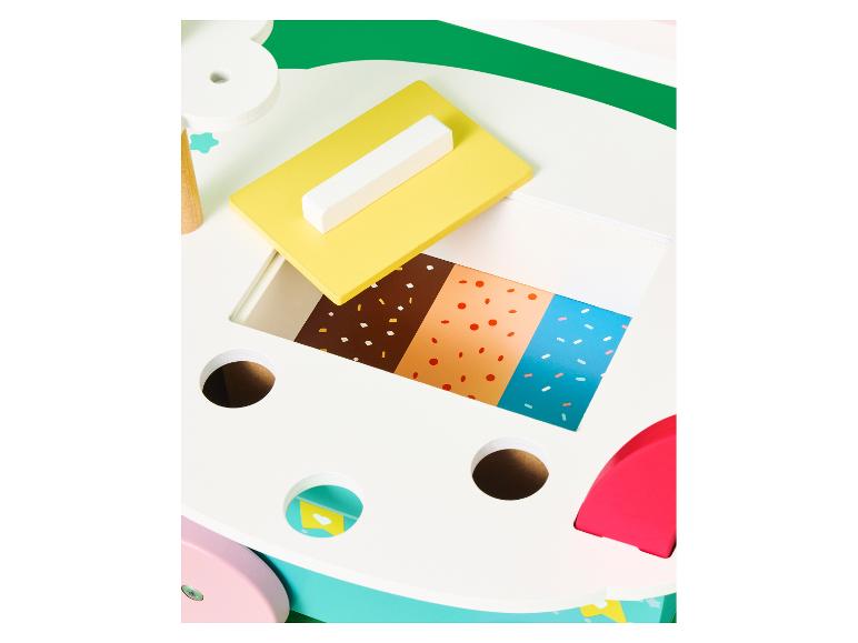 Jouet en bois coloré avec des formes d'aliments et des trous pour l'insertion.
