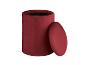 Pouf rouge en velours avec couvercle amovible.