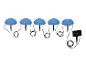 Cinq lampes solaires bleues en forme de champignon et panneau solaire.