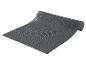 Sets de table et tapis en plastique gris foncé, roulés.
