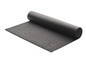 Un tapis de yoga noir roulé de la marque Crivit.