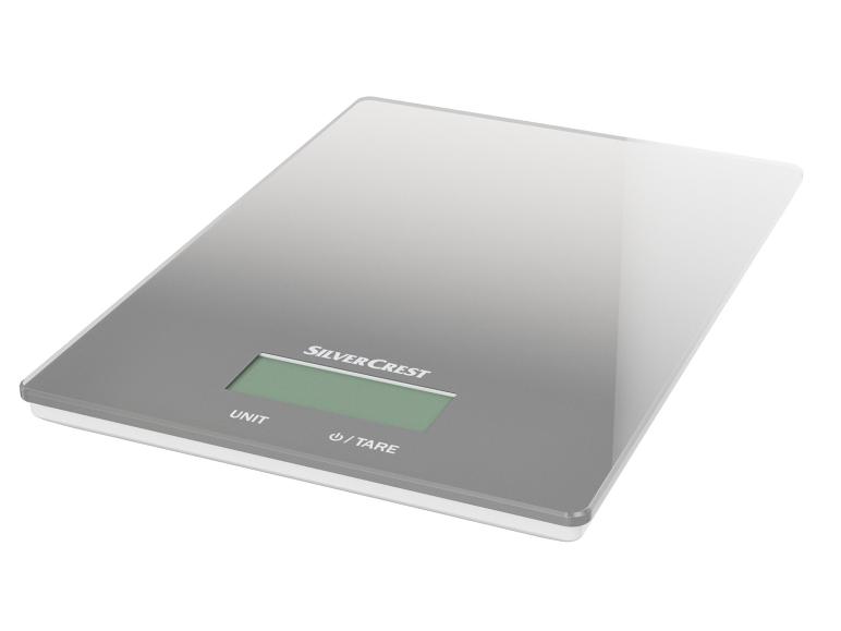 Une balance de cuisine argentée de la marque SilverCrest.
