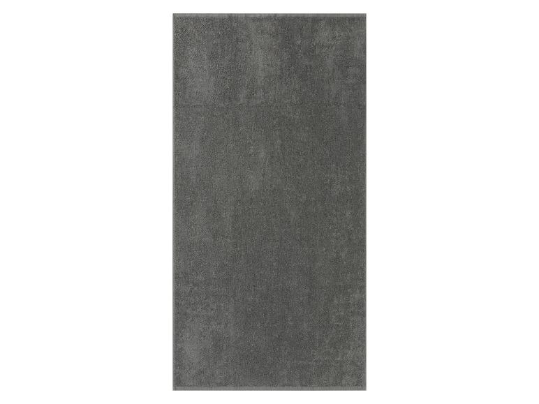 Une serviette de bain gris foncé.