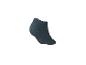 Une chaussette courte bleu foncé avec un talon renforcé.