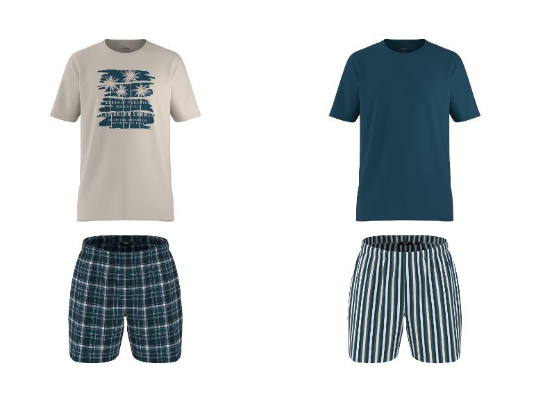 Deux t-shirts pour hommes, un beige avec un imprimé 'Caribbean Summer' et un uni sarcelle, avec deux shorts à motifs.
