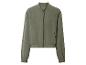 Une veste bomber verte avec fermeture éclair.