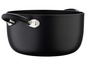 Une casserole noire avec des poignées en caoutchouc.