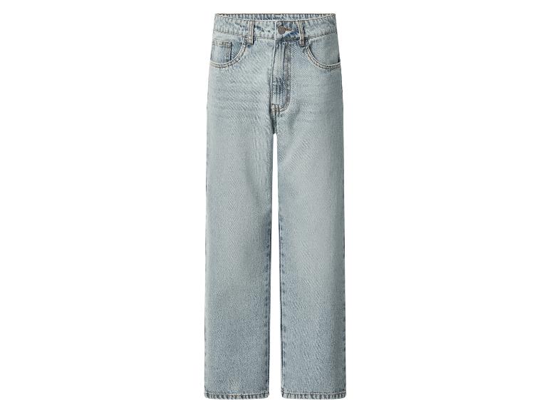 Jean droit bleu clair délavé avec poches classiques.