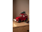 Voiture de Noël rouge avec sapin de Noël et Père Noël sur une table en bois.