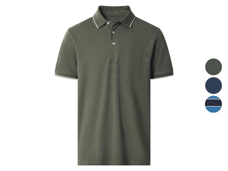 Polo vert foncé avec détails blancs au col et aux manches, avec échantillons de couleurs sur le côté.