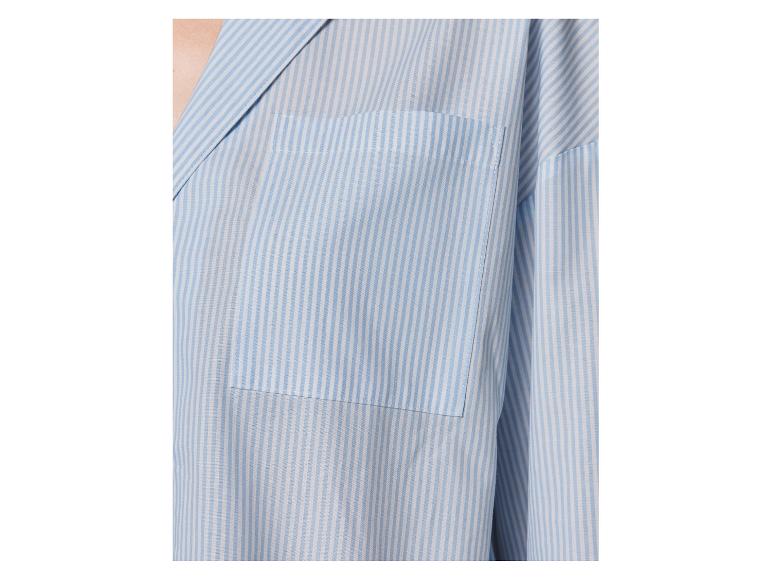 Chemise bleue à rayures avec une poche poitrine.