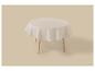 Table ronde avec nappe blanche sur fond beige.