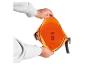 Mains tenant ouvert un sac étanche orange, montrant son intérieur.