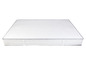 Un matelas blanc avec un bord rayé.