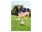 Père et fils jouant au football devant un but avec un drapeau allemand.