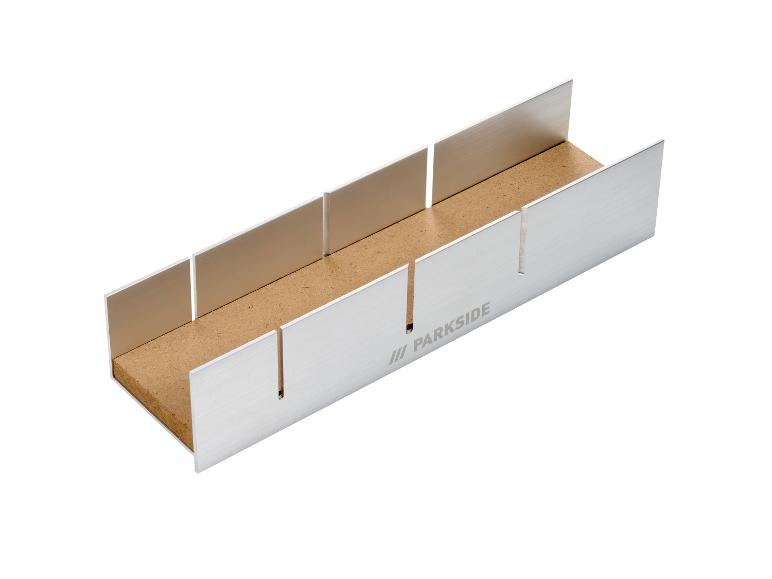 Une règle de coupe Parkside argentée avec une base en bois.